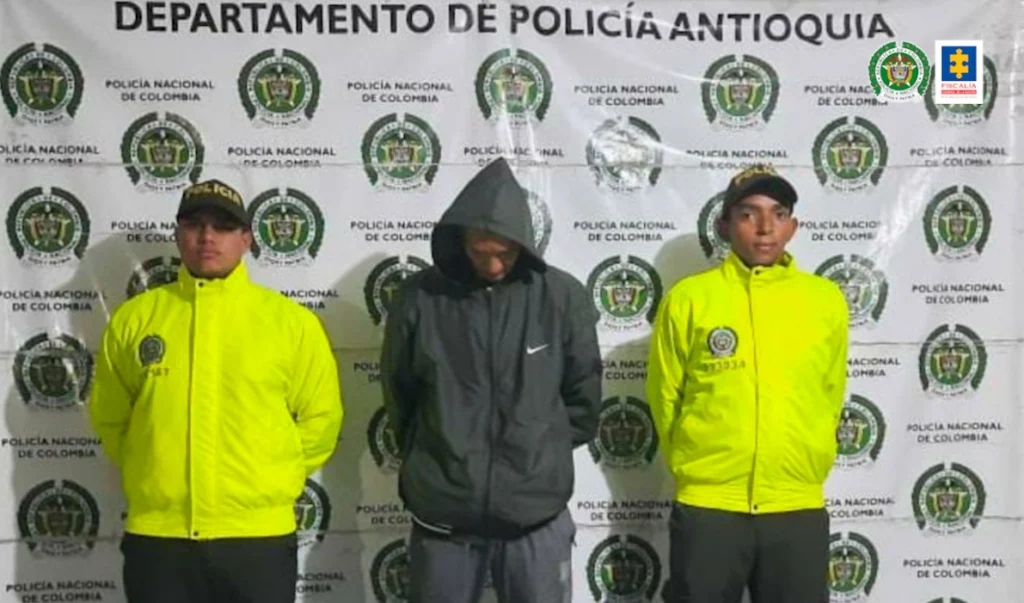 Él es el patrullero capturado en el caso de robo de vehículos.