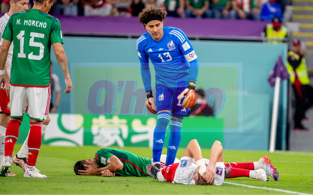 El arquero Memo Ochoa en el juego contra Polonia. / FOTO: JUAN ANTONIO SÁNCHEZ.