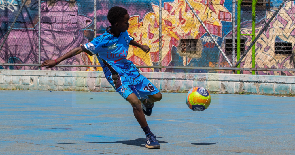 Todos los días entrena con su club Sueños de Fútbol o con sus hermanos y amigos en la cancha de pavimento del barrio Moravia o en la sintética de Campo Valdés. / FOTO: CAMILO SUÁREZ. 