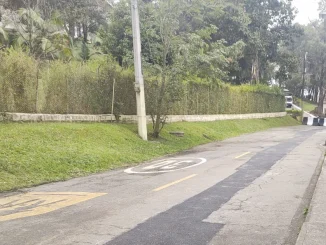 Esta calle fue cerrada por el Batallón hace varios días, y fue aquí que celebraron en la madrugada.