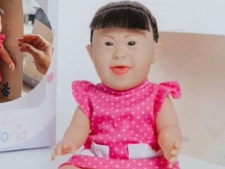 Muñeca con rasgos de síndrome de Down