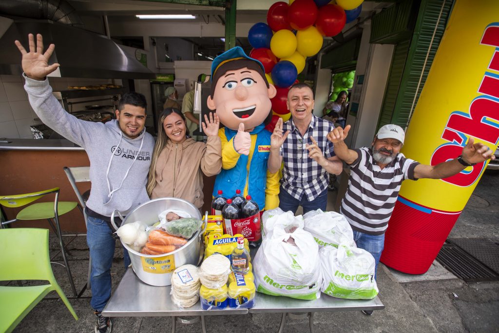 De izq. a der. Juan Esteban Oquendo Alzate, Luisa Fernanda Zuluaga Ramírez, Nelson Vergara Vanegas y Gabriel Ángel Colorado, posando todos con Armando Calle en Colanta de la Central Mayorista de Antioquia. /FOTOS: CARLOS VELÁSQUEZ
