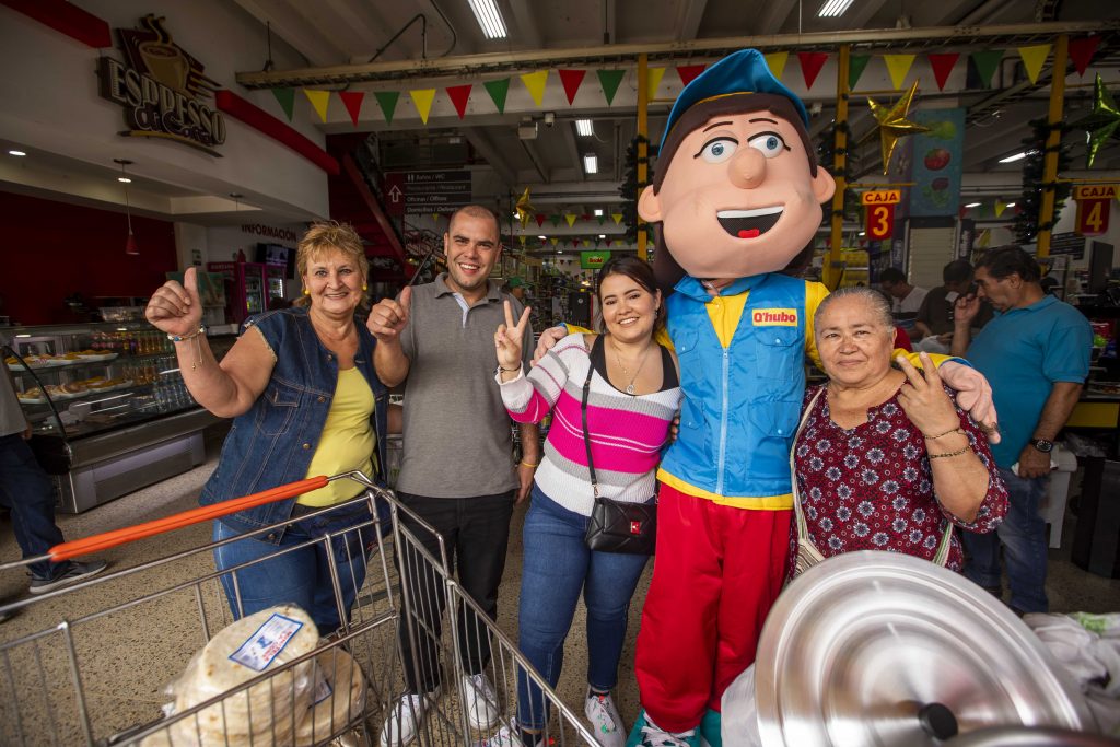 De izquierda a derecha: Gloria Lucía Carvajal Uribe, René Gómez Guisao, Paula Andrea García y María Josefa Álvarez Zapata, todos quietos pa la foto con Armando Calle en Supermercado Boom, de la Central Mayorista de Antioquia. / FOTO: CARLOS VELÁSQUEZ.