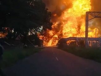 Camión cargado de gasolina explotó