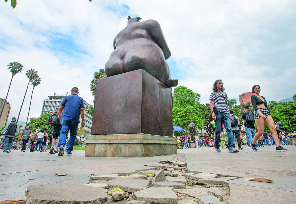 El piso se está despegando ante los ojos de propios y visitantes y el abandono es muy evidente. Piden atención e intervención. / FOTO: ESNEYDER GUTIÉRREZ. 