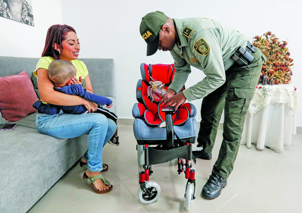El patrullero, que se ha dedicado a donar sillas de ruedas a niños, se enteró del caso gracias a la prensa. / FOTO: MANUEL SALDARRIAGA. 