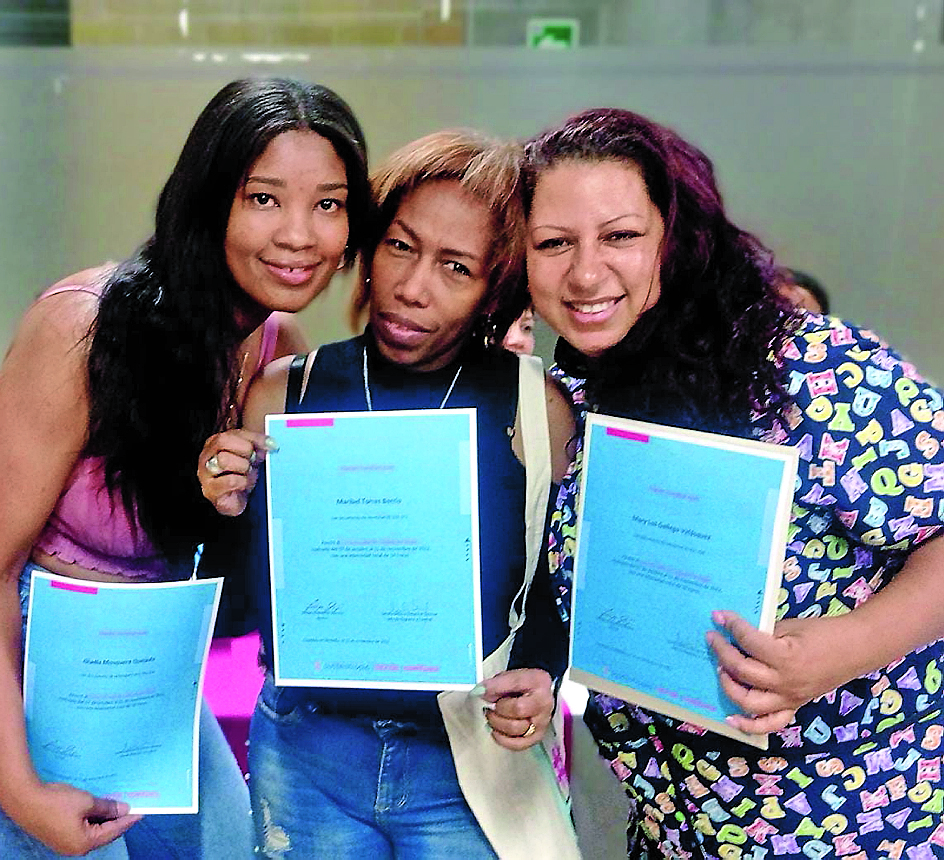 Maryluz junto a sus compañeras en la graduación de la Escuela del Cuidado. 