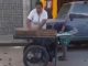 Mujer lanza verduras al piso