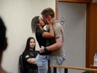 Mujer besa a su novio que intentó matarla