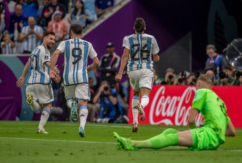 Messi fue el jugador más sobresaliente del partido al anotar dos cobros desde el punto penal, así como el arquero Dibu Martínez. /FOTOS: JUAN ANTONIO SÁNCHEZ.