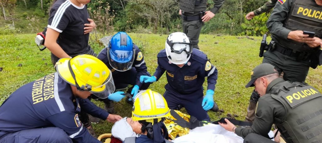 Rescate de adulto mayor en La Estrella 