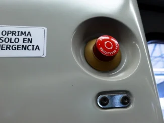 Mal uso del botón rojo retrasa la operación del metro