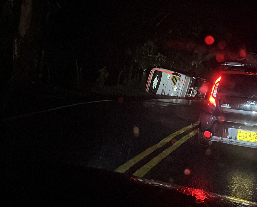 Así se veia el bus a un lado de la vía. /FOTO: CORTESÍA. 