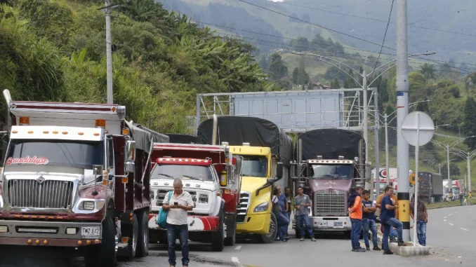 Este es el panorama en el Peaje Aburrá, por la protesta de los transportadores por el alza de peajes.