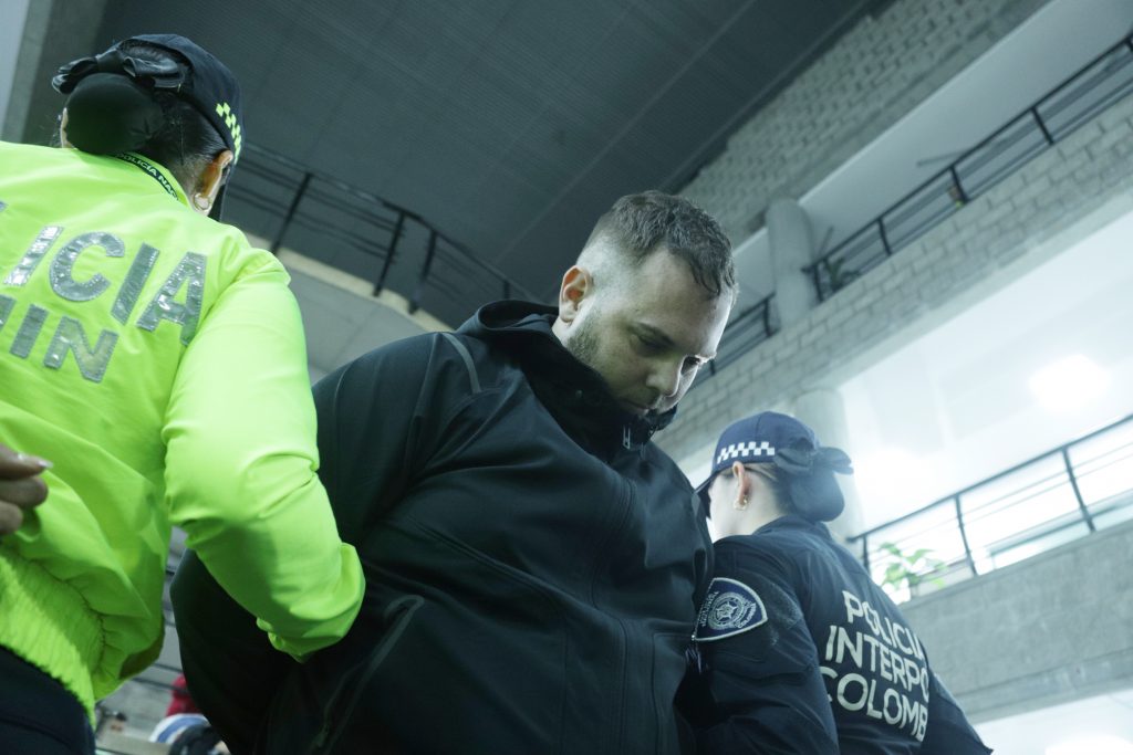 John Poulos arribó a Colombia con un estricto esquema de seguridad