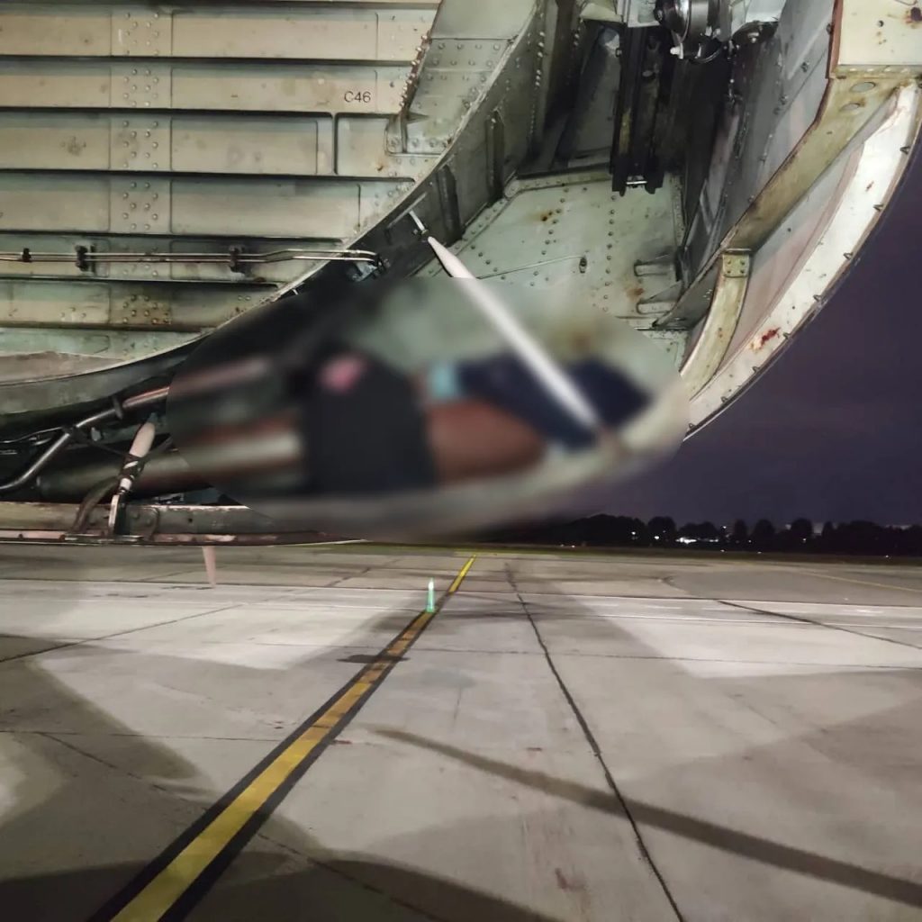 Así fueron encontrados los cuerpos de los jóvenes en el tren de aterrizaje de un avión de Avianca. /FOTO: CORTESÍA. 