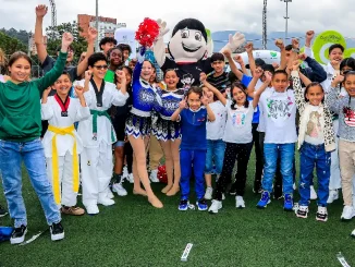 Entrega de uniformes del Festival de Festivales 1