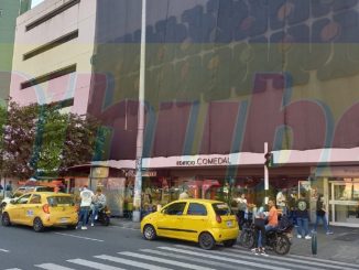 La mujer se desmayó durante el procedimiento estético.