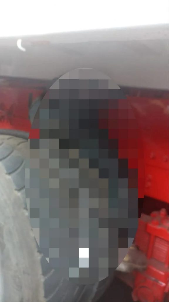 El hombre quedó atrapado entre las llantas y el volco mientras pudo ser rescatado. /FOTO: CORTESÍA. 
