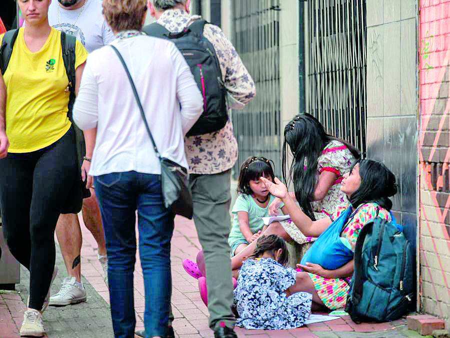 En un fin de semana, en zonas como la calle 10, se pueden llegar a contar hasta 70 indígenas. / FOTO: ANDRÉS CAMILO SUÁREZ. 