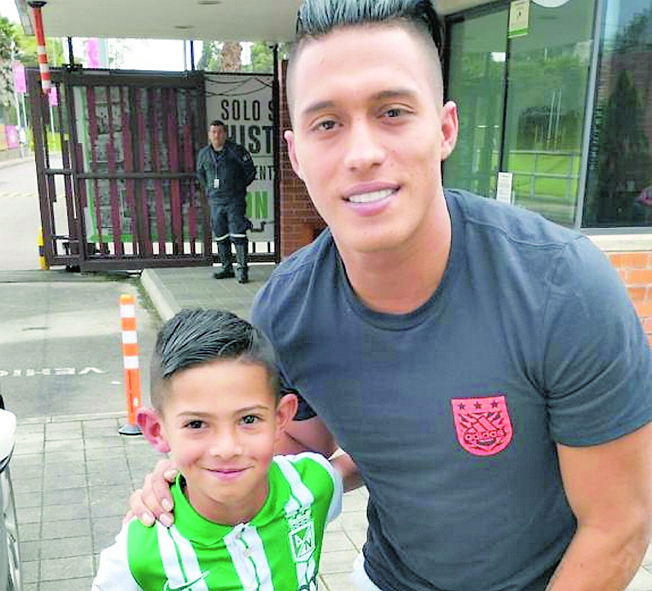Y no podía faltar la foto con el capitán Sebastián Gómez. / FOTO: CORTESÍA