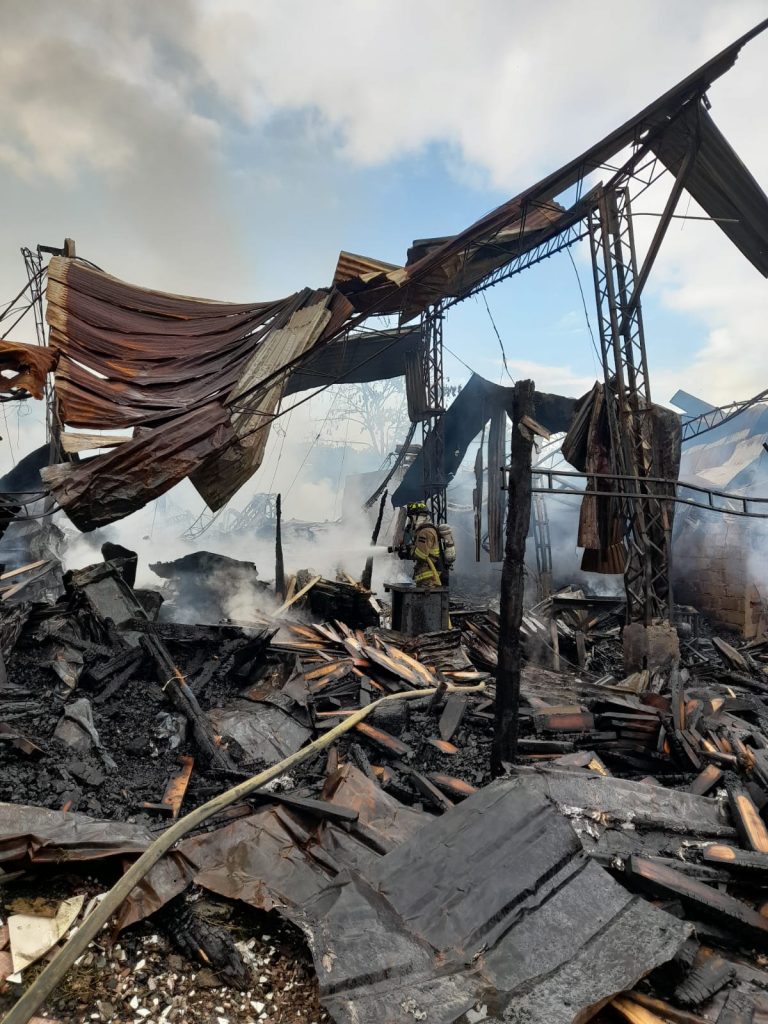 En horas de la mañana del lunes los organismos de emergencia lograron controlar el incendio en su totalidad. /FOTO: CORTESÍA. 