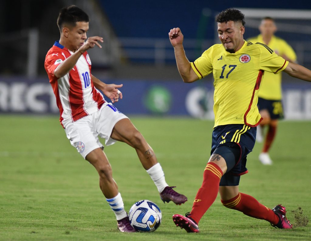 Debut de Colombia en el Campeonato Sudamericano Sub-20, empate 1-1 con paraguay. Andrés Salazar (der). / FOTO: FCF.