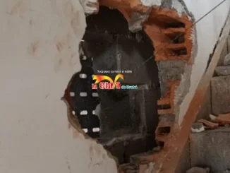 Los ladrones ingresaron a través de este hueco en la pared de una casa vecina