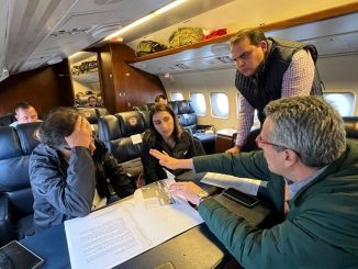Gustavo Petro en el avión presidencial.
