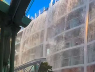 Piscina de un crucero se desborda
