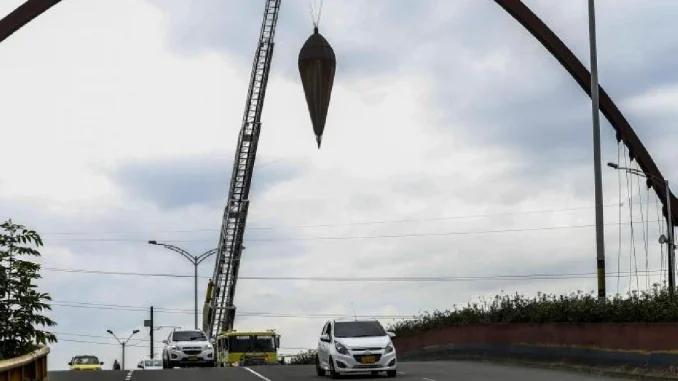 La plomada de Punto Cero será desmontada para realizar labores de limpieza y reparación. /FOTO: ESNEYDER GUTIÉRREZ.