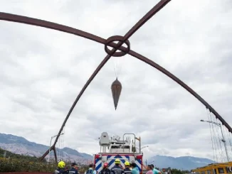 La plomada está ubicada en un importante intercambio vial, entre la Autopista Sur y la Norte.