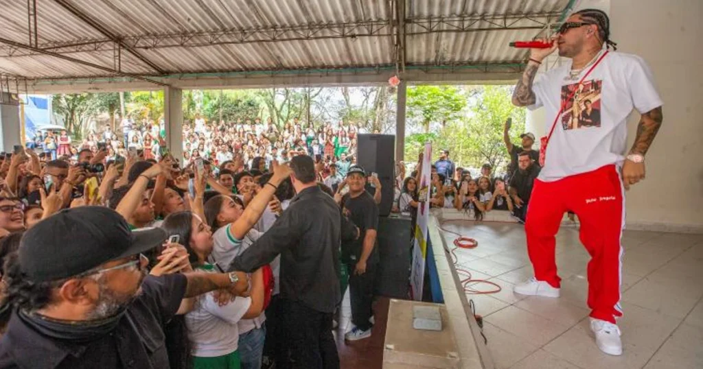 Los estudiantes corearon junto a Ryan Castro sus mejores éxitos.