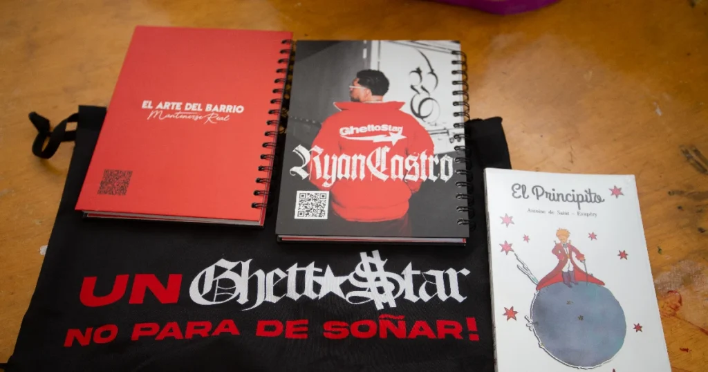 Este es el kit que le entregó Ryan Castro a los jóvenes.