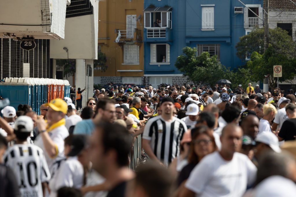 Seguidores del fallecido ex jugador Pelé llegaron al amanecer. / FOTO: EFE.