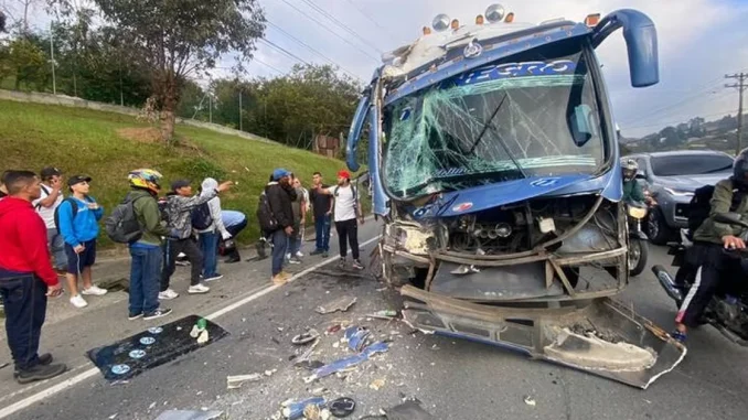 Autopista Medellín - Bogotá, accidente de tránsito, chiva, bus, heridos, Q’Hubo Medellín