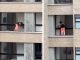 Mujer limpiando ventalanes en edificio de El Poblado