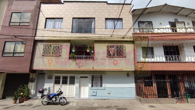 En este edificio vivía la adulta mayor que falleció tras caer del tercer piso.