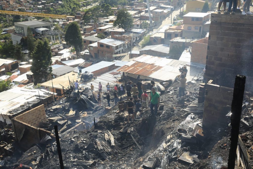 El Cuerpo Oficial de Bomberos con ayuda de la comunidad logró controlar las llamas que consumió varias viviendas. /FOTOS: CAMILO SUÁREZ. 
