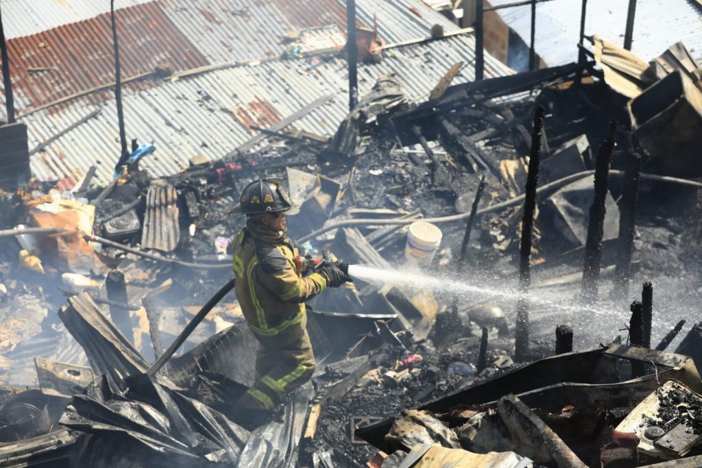 El Cuerpo Oficial de Bomberos con ayuda de la comunidad logró controlar las llamas que consumió varias viviendas. /FOTOS: CAMILO SUÁREZ. 