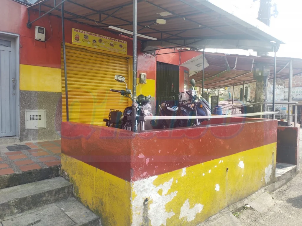 La víctima estaba sentada en un carro parqueado frente a este local, en Villa Hermosa.