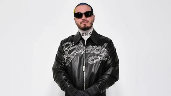 J Balvin llegó a Paris como invitado especial de una de las marcas de moda más importantes del mundo.