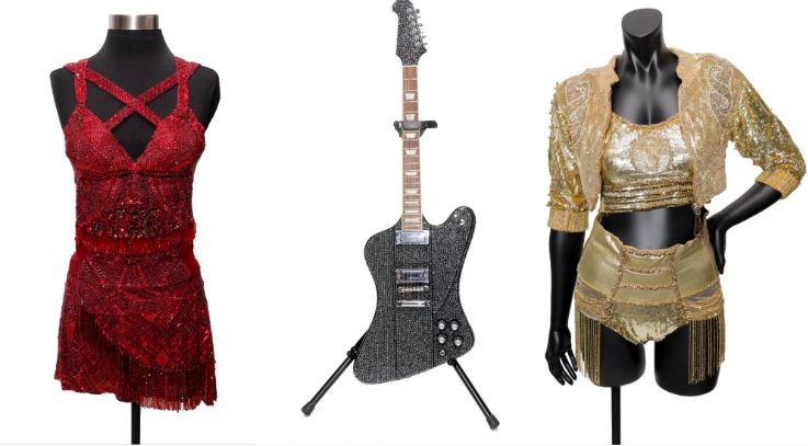 Los dos vestidos y la guitarra eléctrica Gibson Firebird que Shakira usó durante su presentación en el Super Bowl de 2020 junto a Jennifer Lopez. /FOTO: TOMADO DE CNN-Rebecca Sapp. 