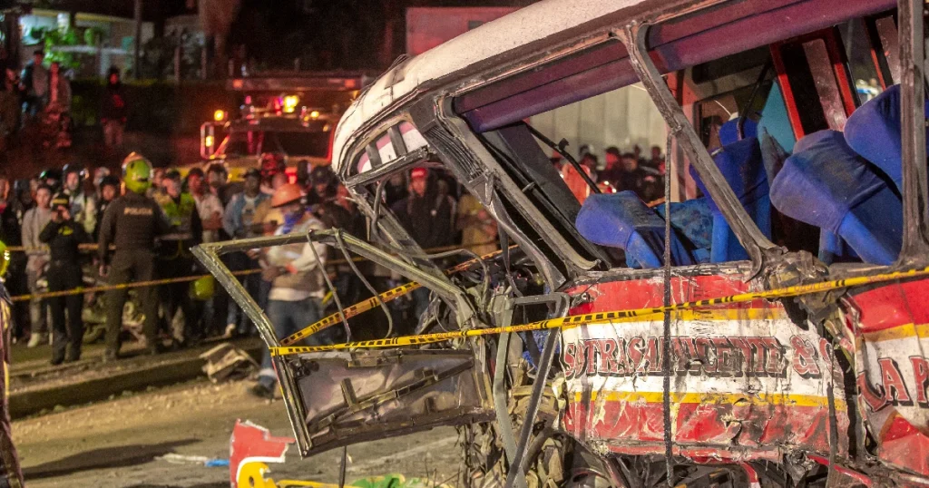Así quedó el bus que cubría la ruta Medellín-San Rafael. /FOTO: ESNEYDER GUTIÉRREZ.