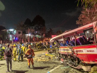 El accidente se habría presentado porque el camión perdió los frenos y se saltó el separador.