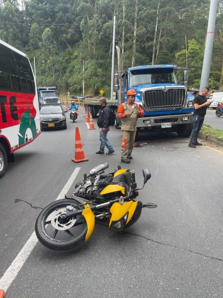 La peor parte la llevó el motociclista.
