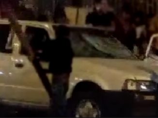 Indígenas cogieron a palo y piedras un carro en el Centro