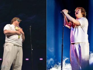 Cantante sufre ataque en vivo