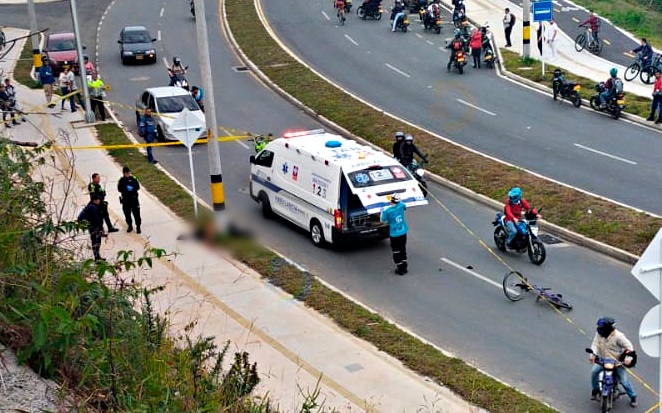 El ciclista falleció al chocar con un poste.