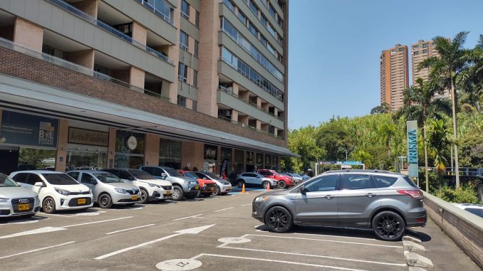 En un local de este edificio de El Poblado, sucedió el millonario hurto.